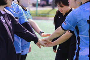 大屏看乐竞重点场次的战术分析，用箭头标出主客场优势